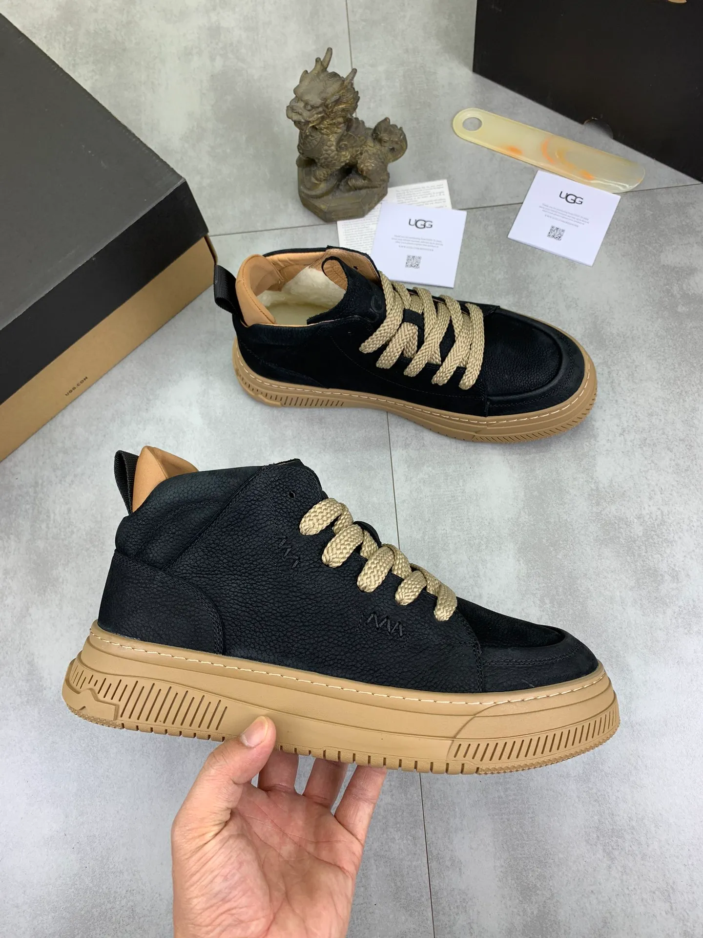 Men's Men's Shoes P620 [New Style] 💰 🆘 "Real Wool" [UGG] 👉 Popular men's shoes official website synchronization 🔰 Genuine quality [proud] is not comparable to the imitations in the general market 🌀 The upper is imported Italian frosted cowhide, and the lining: foot pad 🅰️ grade 🐑 real wool 👻 Only Grade A can show the effect The hand feels smooth and delicate 🔱The shoe shape is grand, only genuine factories can achieve it 🎄The perfect toughness of the original outsole 👻⬛️ allows customers to bid farewell to one-time consumption. Real wool lining, super warm. 4⃣️Color options available Size: 38-44